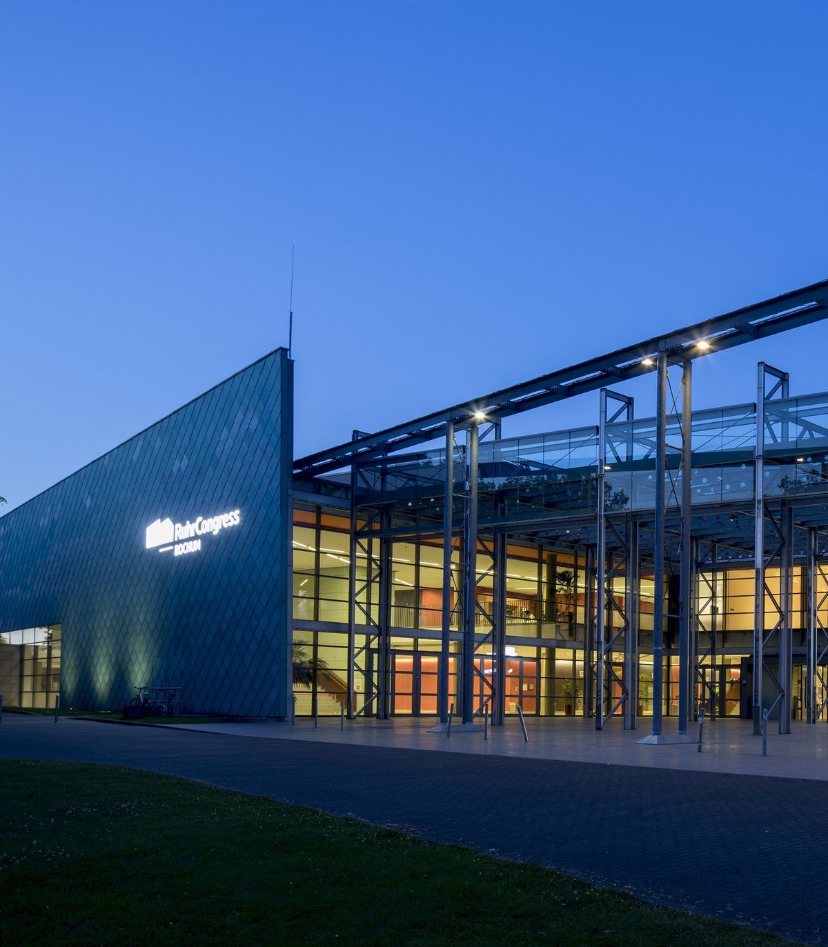 Der Ruhrcongress von außen, bei abendlicher Beleuchtung.