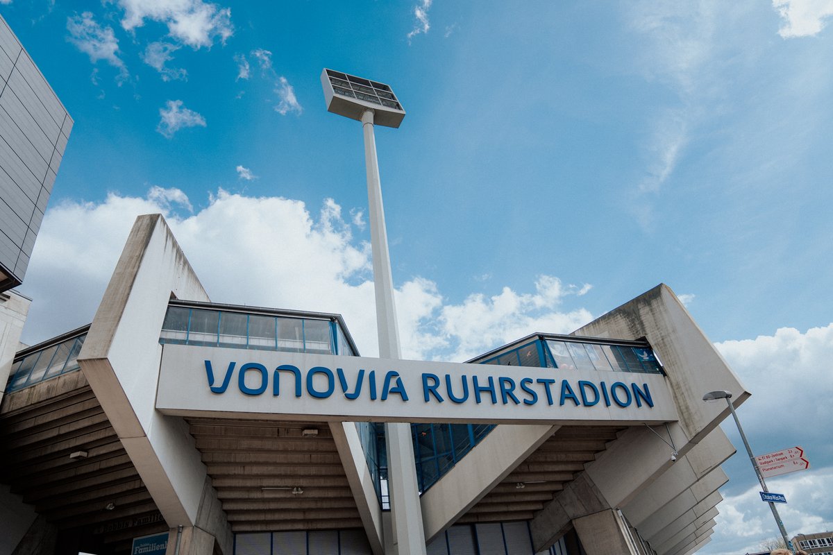 Aussenansicht des Eingangs vom Vonovia Ruhrstadion in Bochum