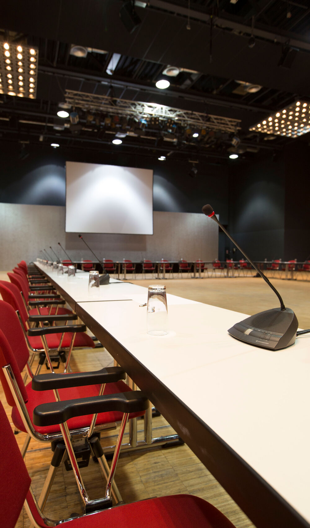 Congress Saal RuhrCongress Bochum mit parlamentarischer Bestuhlung im Carree